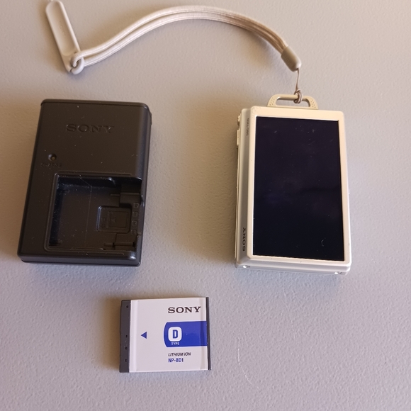 Camera Sony Cybershot Silver Like New 8.1 Mega Pixels - Picture 16 of 16